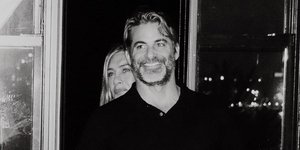 Η Τζένιφερ Άνιστον αγκαλιά με τον σύντροφό της, Τζιμ Κέρτις