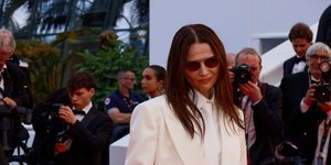 Όχι, δεν έβαλε φόρεμα -Η Ζιλιέτ Μπινός έκλεψε τις εντυπώσεις στο κόκκινο χαλί