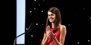 Η Κάια Γκέρμπερ μαγνητίζει τα βλέμματα με κόκκινο μίνι φόρεμα και εντυπωσιακές Louboutin γόβες