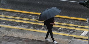 Άνδρας με ομπρέλα στην Αθήνα