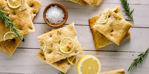 Καλαμποκόψωμο με δεντρολίβανο και λεμόνι / Φωτογραφία: Unsplash