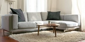 Καναπές με μαξιλάρια/Φωτογραφία Unsplash 