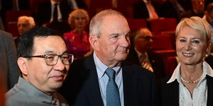 O Kώστας Καραμανλής με τον Κινέζο πρέσβη και τη Νατάσα Παζαϊτη