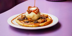 Pancake με παγωτό και καραμέλα γάλακτος / Φωτογραφία: Unsplash