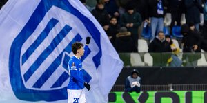 Ο Καρέτσας πανηγυρίζει το γκολ του