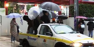 Πολίτες πάνω σε καρότσα αγροτικού λόγω της κακοκαιρίας