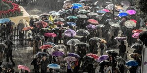 Ο Νοέμβριος αποχαιρετά την Αθήνα με κακοκαιρία... Απαραίτητο αξεσουάρ από εδώ και πέρα η ομπρέλα