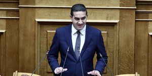 Ο τομεάρχης Εθνικής Άμυνας του ΠΑΣΟΚ Μιχάλης Κατρίνης στο βήμα της Βουλής