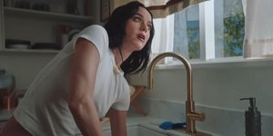 H Κέιτι Πέρι στο βίντεοκλιπ του νέου της τραγουδιού Bandaid