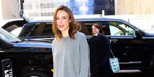 Η Κίρα Νάιτλι με γκρι πουλόβερ και φούστα με φτερά/Φωτογραφία: Getty