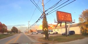 Το καρέ που δείχνει φλεγόμενο το αεροπλάνο πάνω από τα σπίτια της Λούιβιλ, στο Κεντάκι των ΗΠΑ