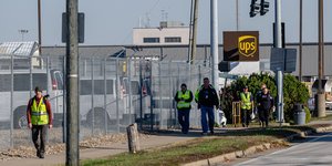 Υπάλληλοι του αεροδρομίου της Λούιβιλ στο Κεντάκι λίγες ώρες μετά την συντριβή φορτηγού αεροσκάφους