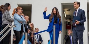 Κίμπερλι Γκίλφοϊλ: Η πρώτη συνάντηση με τα μέλη του αμερικανικού διπλωματικού σώματος