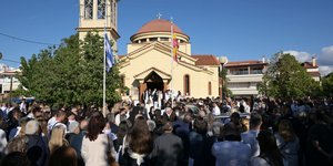 Σπαραγμός στην κηδεία του 20χρονου Μάριου