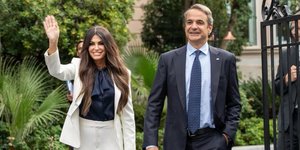 Ο πρωθυπουργός Κυριάκος Μητσοτάκης και η πρέσβης των ΗΠΑ στην Ελλάδα Κίμπερλι Γκίλφοϊλ