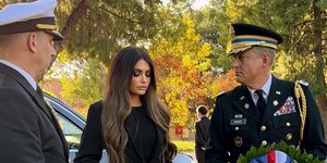 Η Κίμπερλι Γκίλφοϊλ καθώς καταθέτει στεφάνι