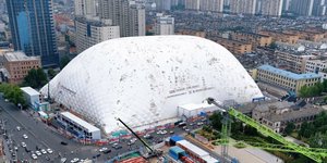 Ο τεράστιος θόλος στην Κίνα που χώρεσε ολόκληρο εργοτάξιο