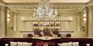 Στο lobby του ξενοδοχείου