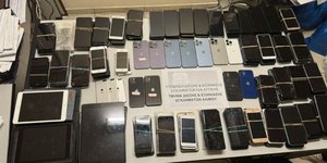Κατασχέθηκαν κινητά και τάμπλετ κατά τις δύο συλλήψεις στην Ομόνοια