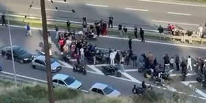 Έκλεισαν την εθνική οδό για να κάνουν κόντρες με «παπάκια» 