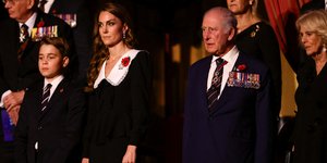 Η βασιλική οικογένεια με παπαρούνες στο πέτο