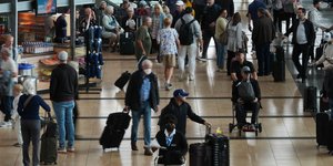 Κόσμος σε αεροδρόμιο