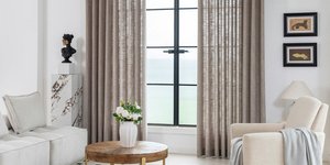 Πρέπει τελικά οι κουρτίνες να ακουμπούν στο πάτωμα; Οι διακοσμητές απαντούν