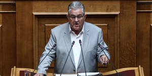 Ο γ.γ. του ΚΚΕ Δημήτρης Κουτσούμπας στη Βουλή