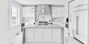 Ξέχνα το λευκό -Ο τολμηρός συνδυασμός χρωμάτων που θα βλέπουμε παντού στις κουζίνες το 2026