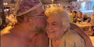 Ο Σταμάτης Κραουνάκης με τη μητέρα του