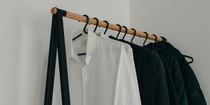 Κρεμάστρα με ρούχα/Φωτογραφία Unsplash