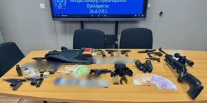 Όπλα, 65 λίρες και 100.000 ευρώ ΣΥΛΛΗΦΘΈΝΤΕΣ λαλα