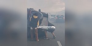Διερχόμενοι οδηγοί απεγκλωβίζουν επιβάτες αναποδογυρισμένου οχήματος κοντά στη Λαμία