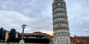 Όταν μιλάμε για κτίρια που γέρνουν, το πρώτο που έρχεται στο μυαλό όλων είναι ο διάσημος Πύργος της Πίζας / WIKIPEDIA