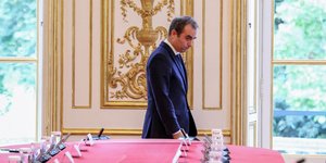 Ο Γάλλος πρωθυπουργός, Σεμπαστιάν Λεκορνί, προβληματισμένος στο τραπέζι του υπουργικού συμβουλίου