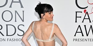 Η Λίλι Άλεν με το λουκ εκδίκησης 