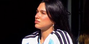 Η Dua Lipa με φανέλα της Αργεντινής