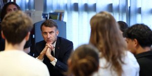 Ο Γάλλος πρόεδρος Εμανουέλ Μακρόν συζητά με εφήβους για τον εθισμό στο διαδίκτυο 