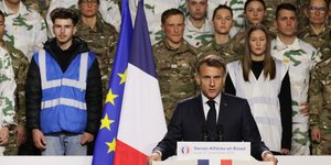 Ο Εμανουέλ Μακρόν ανακοινώνει την εθελοντική στρατιωτική θητεία για νέους Γάλλους 