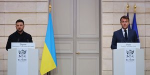 Εμανουέλ Μακρόν και Βολοντίμιρ Ζελένσκι σε κοινές δηλώσεις στο Παρίσι