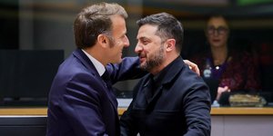 Εμανουέλ Μακρόν (αριστερά) και Βολοντίμιρ Ζελένσκι (δεξιά)