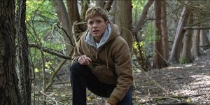 Η Μέι Μάρτιν ως Άλεξ Ντέμπσεϊ στη σειρά «Wayward» του Netflix