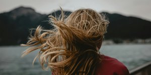 Φριζαρισμένα μαλλιά/Φωτογραφία Unsplash 