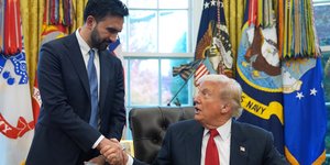 Ο πρόεδρος Ντόναλντ Τραμπ μιλάει μετά τη συνάντησή του με τον εκλεγμένο δήμαρχο της Νέας Υόρκης Ζοράν Μαμντάνι στο Οβάλ Γραφείο