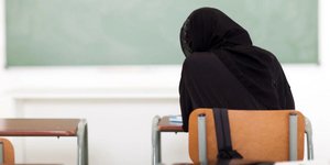 Μαθήτρια με ισλαμική μαντίλα σε σχολική τάξη