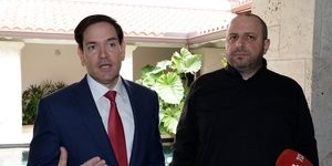 Ο υπουργός Εξωτερικών των ΗΠΑ Μάρκο Ρούμπιο με τον επικεφαλής της ουκρανικής αντιπροσωπείας, Ρούστεμ Ουμέροφ