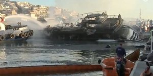 Φωτιά σε σκάφη στη Μαρίνα Ζέας