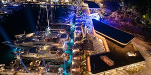 Η νυχτερινή άποψη της μαρίνας με τα φωταγωγημένα σκάφη