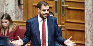 Ο κυβερνητικός εκπρόσωπος Παύλος Μαρινάκης στη Βουλή
