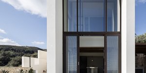 Στην Κρήτη, ένα σύγχρονο πυργόσπιτο ενώνει την παράδοση με τη μοντέρνα αισθητική